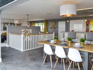 普利斯坦丁Hillside Retreat的厨房以及带木桌和白色椅子的用餐室。