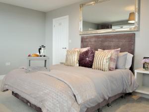 普利斯坦丁Hillside Retreat的卧室配有一张大床,墙上装有镜子