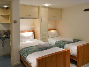 MenheniotModerno-uk12748的小房间设有两张床和盥洗盆