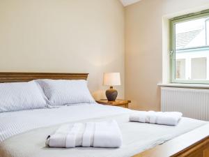 Hayscastle CrossThe Granary的卧室配有白色的床和窗户