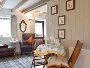 法夫Horseshoe Cottage的客厅配有桌子和椅子