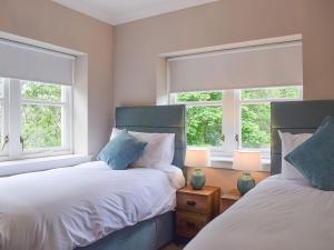 阿伯福伊尔Forth View-uk34217的卧室设有两张床,带两个窗户