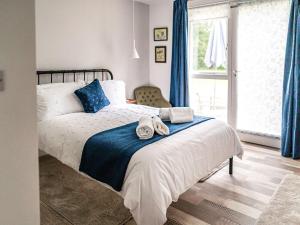 ChilcomptonMoorlands的一间卧室配有带毛巾的床