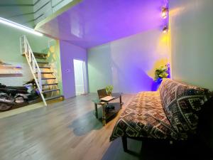 Kiến AnCúc cu Homestay 3的一间设有一张床和紫色天花板的客房