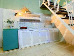 Kiến AnCúc cu Homestay 3的一间厨房,配有白色橱柜和楼梯