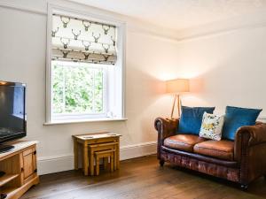 罗宾胡兹贝Chapel Cottage的带沙发和窗户的客厅