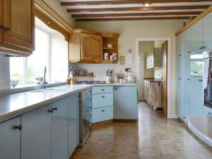马里卡尔特Sauchenshaw Cottage的厨房配有水槽和台面