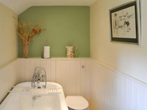 SlingsbyKates Cottage的带浴缸、卫生间和盥洗盆的浴室