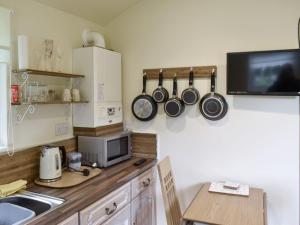 YaldingShepherds Hut 1 At Laddingford - Uk32531的厨房设有墙上的锅碗瓢盆
