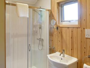 YaldingShepherds Hut 1 At Laddingford - Uk32531的带淋浴和盥洗盆的浴室