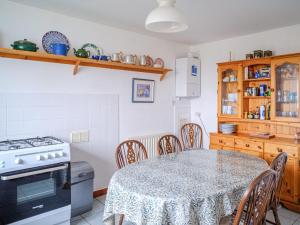 GraverThe Nicolson House的厨房配有桌椅和炉灶。