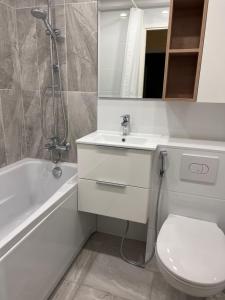 塔林Kärberi Apartments的浴室配有卫生间、盥洗盆和淋浴。