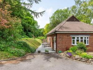 Boughton MonchelseaQuarry Lodge的花园内带桌椅的砖砌小屋