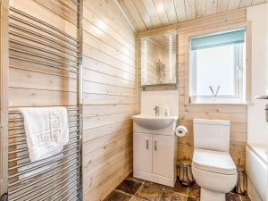 WillingtonWalnut Lodge-uk37595的一间带卫生间和水槽的浴室