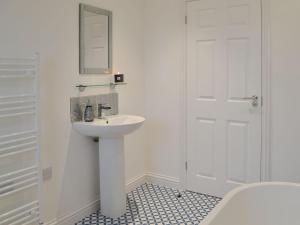 PollacharWest Kilbride的白色的浴室设有水槽和镜子