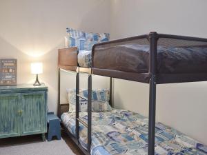 芬当Serendipity的一间卧室配有两张双层床和一盏灯。