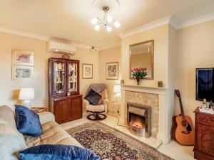 埃普沃思Berwood Cottage的带沙发和壁炉的客厅