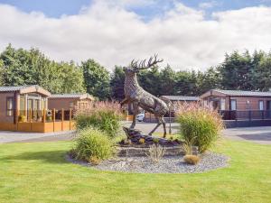 奥赫特拉德Riverside Lodge的院子里的鹿雕像