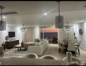 璜多里奥Marbella Juan dolio beach front luxury apartment的客厅配有白色家具,享有海景。