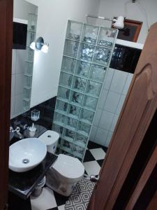 马里尼亚San José de las bromelias的一间带水槽、卫生间和镜子的浴室