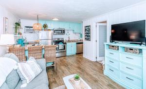 默特尔比奇Seaward Escape - Cherry Grove Beach的一间带蓝色橱柜的客厅和一间厨房