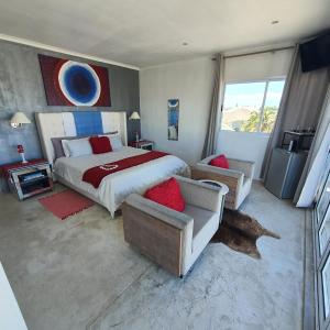 梅尔克博斯特兰Atlantic Loft - Open plan apartment with Sea Views的一间卧室设有一张大床和一个大窗户