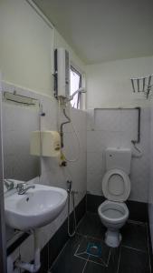 伯恩仓Hotel Citra的浴室配有白色卫生间和盥洗盆。