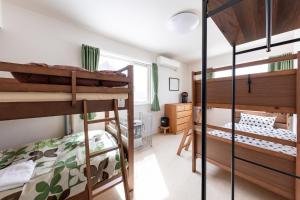 二世古niseko / Vacation STAY 4376的一间带两张双层床的卧室和一间浴室
