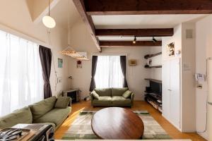二世古niseko / Vacation STAY 4376的客厅配有沙发和桌子
