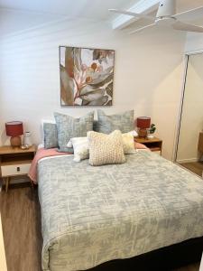 斯卡伯勒Comfortable Beach Home Scarborough的一间卧室配有一张带枕头的大床