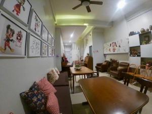 清迈Baan Nai Soi Mini Hotel的客厅配有沙发和桌子