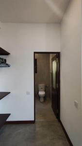 乌纳瓦图纳Arazo villa的带卫生间的浴室位于带门廊的客房内。