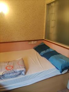 香港嘉湖旅館的窗户客房内的小床