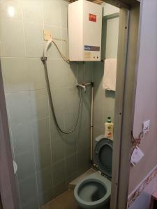 香港嘉湖旅館的带淋浴卫生间的小浴室