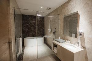 台中市台中之星汽车旅馆 的带浴缸、水槽和淋浴的浴室