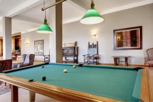 圣卡洛斯-德巴里洛切特雷斯雷耶斯酒店 的客厅设有台球桌
