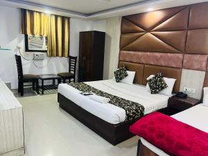 新德里Hotel Cozy Cave Delhi Aiport的配有一张床和一张书桌的酒店客房