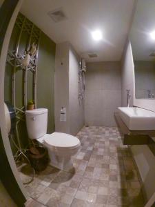 清迈Baan Nai Soi Mini Hotel的一间带卫生间和水槽的浴室