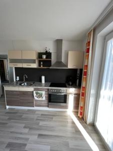 施奥弗灵Apartment 1 Gäste的厨房配有水槽和炉灶