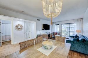 棕榈岛Oceanside 308-B的客厅配有桌子和吊灯