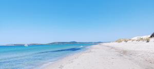 皮诺港Casa Nonno Remo的蓝色的海水和山脉背景的沙滩