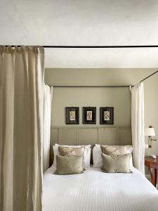拉莫拉科尔特贡迪亚精品酒店的卧室配有一张带白色床单和枕头的大床。