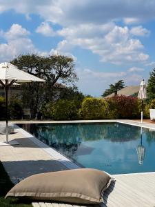 拉莫拉科尔特贡迪亚精品酒店的一个带枕头和遮阳伞的游泳池