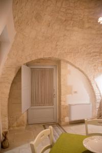 洛科罗通多I trulli di Nonno Battista的石墙中有一扇门的房间