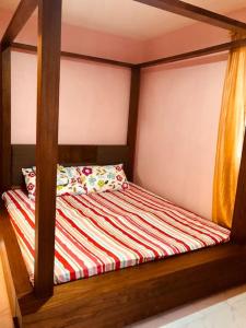 NaicLuzville Residences - C8的卧室内的木架床