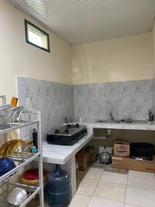 LagubotiPaima Homestay的厨房配有水槽和台面