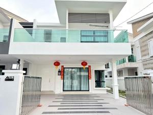 实兆远《Untitled HomeStay》Sitiawan的白色的房子,设有玻璃门