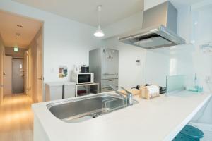 名古屋Fuchsia - Vacation STAY 08005v的白色的厨房配有水槽和微波炉