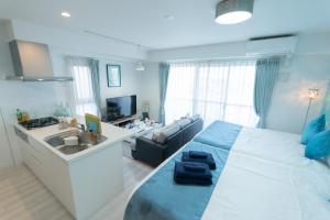 名古屋Fuchsia - Vacation STAY 08005v的一间卧室设有一张大床和一个水槽