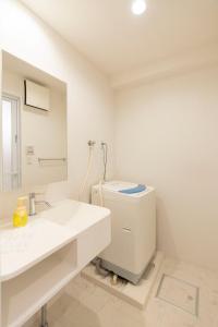 名古屋Fuchsia - Vacation STAY 08005v的白色的浴室设有卫生间和水槽。